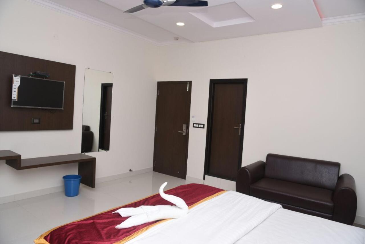 Hotel Grand Kubera Chikmagalur Bagian luar foto