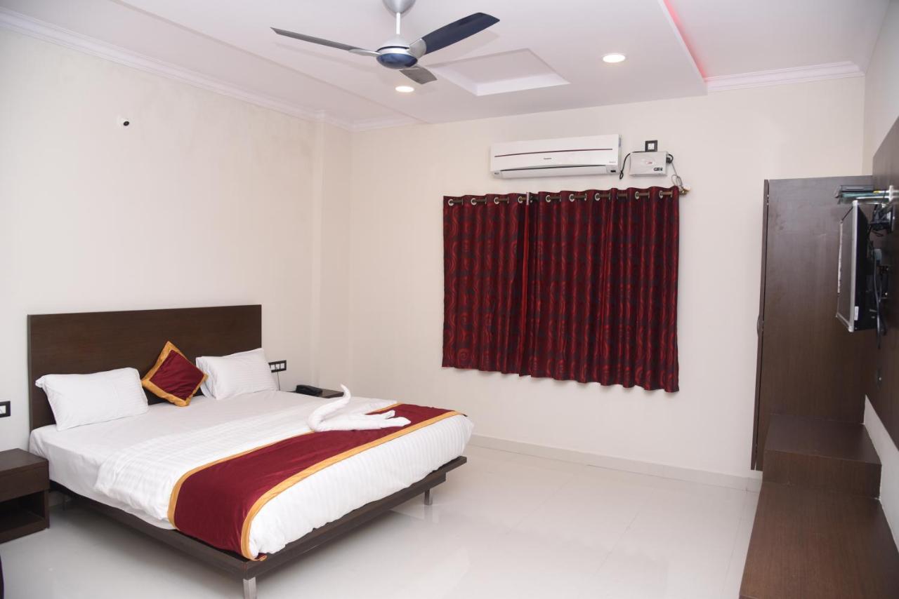 Hotel Grand Kubera Chikmagalur Bagian luar foto